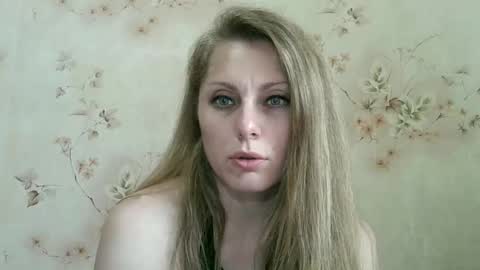 Snapshot of roxyfox18x01 chatting on 05/13/26, 08:12 roxyfox18x01 online show from 05/13/26, 08:12