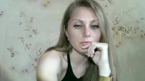 Snapshot of roxyfox18x01 chatting on 05/20/26, 07:25 roxyfox18x01 online show from 05/20/26, 07:25