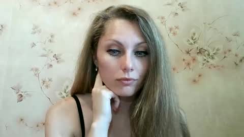 Snapshot of roxyfox18x01 chatting on 05/26/26, 08:10 roxyfox18x01 online show from 05/26/26, 08:10