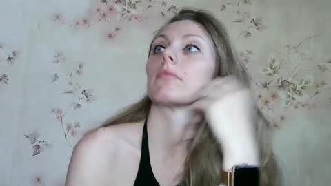 Snapshot of roxyfox18x01 chatting on 06/02/26, 07:32 roxyfox18x01 online show from 06/02/26, 07:32