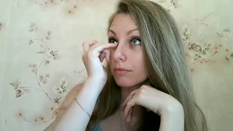 Snapshot of roxyfox18x01 chatting on 06/06/26, 02:11 roxyfox18x01 online show from 06/06/26, 02:11