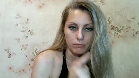 Snapshot of roxyfox18x01 chatting on 06/10/26, 07:40 roxyfox18x01 online show from 06/10/26, 07:40