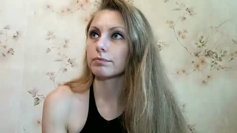 Snapshot of roxyfox18x01 chatting on 06/12/26, 07:51 roxyfox18x01 online show from 06/12/26, 07:51