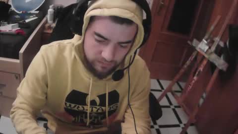 Snapshot of royer04 chatting on 11/15/25, 02:20 royer04 online show from 11/15/25, 02:20