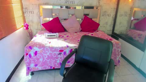   online show from 11/08/25, 01:22