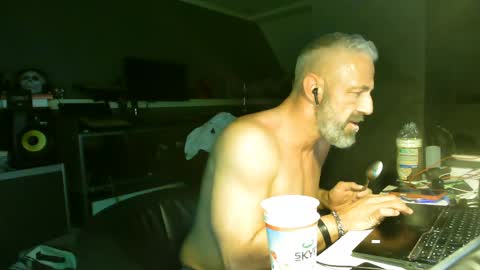 Chico que rico Caliente online show from 04/09/26, 06:19