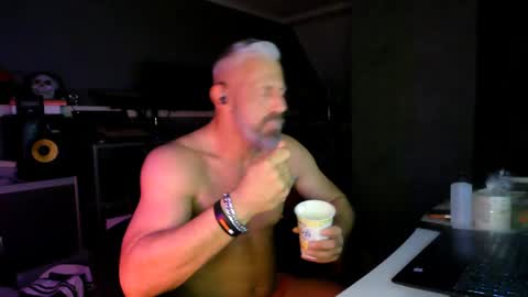 Chico que rico Caliente online show from 04/10/26, 01:55