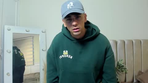 Snapshot of russ_w8 chatting on 09/17/25, 10:50 Russ online show from 09/17/25, 10:50