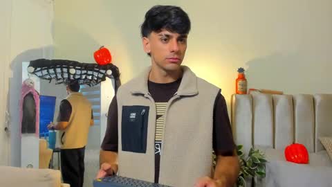 Snapshot of russ_w8 chatting on 10/06/25, 11:18 Russ online show from 10/06/25, 11:18