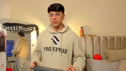 Snapshot of russ_w8 chatting on 10/07/25, 11:18 Russ online show from 10/07/25, 11:18