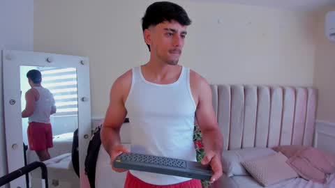 Snapshot of russ_w8 chatting on 03/14/26, 07:08 Russ online show from 03/14/26, 07:08