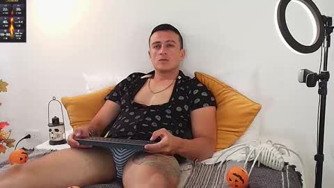 Snapshot of ryamcoast chatting on 10/30/25, 09:26 Sr Coast online show from 10/30/25, 09:26