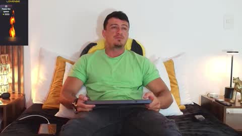 Snapshot of ryamcoast chatting on 01/10/26, 01:40 Sr Coast online show from 01/10/26, 01:40