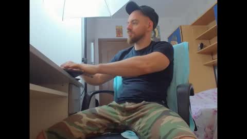 Snapshot of ryanstone_ chatting on 11/05/25, 06:13 Ryanstone online show from 11/05/25, 06:13