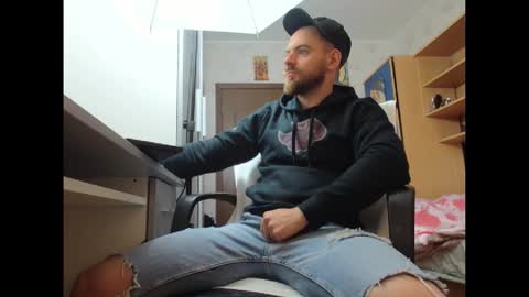 Snapshot of ryanstone_ chatting on 11/17/25, 04:40 Ryanstone online show from 11/17/25, 04:40