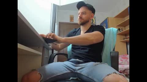 Snapshot of ryanstone_ chatting on 12/19/25, 05:36 Ryanstone online show from 12/19/25, 05:36