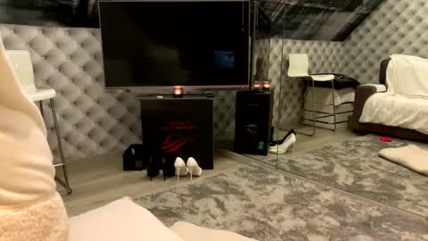 Snapshot of s_______________ chatting on 03/11/25, 07:58 Laura online show from 03/11/25, 07:58