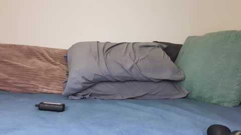 Snapshot of s_leanne_ chatting on 11/17/25, 02:06 Leanne online show from 11/17/25, 02:06