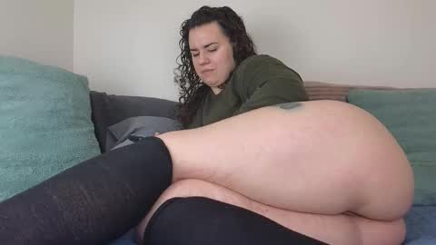 Snapshot of s_leanne_ chatting on 12/23/25, 06:11 Leanne online show from 12/23/25, 06:11