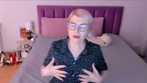 Sabrina MacMarren online show from 11/30/25, 01:04