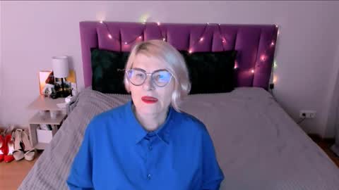 Sabrina MacMarren online show from 12/18/25, 02:34