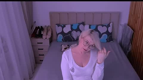 Sabrina MacMarren online show from 05/08/26, 06:46