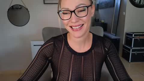 sacha__xx online show from 09/26/25, 11:47