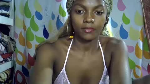 Snapshot of safira19 chatting on 10/01/25, 08:04 safira19 online show from 10/01/25, 08:04