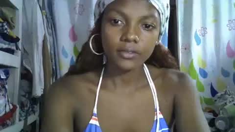 Snapshot of safira19 chatting on 10/24/25, 01:40 safira19 online show from 10/24/25, 01:40