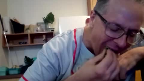 Snapshot of salis1981 chatting on 10/27/25, 05:28 salis1981 online show from 10/27/25, 05:28