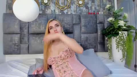 Salome Larzon online show from 04/22/26, 10:06