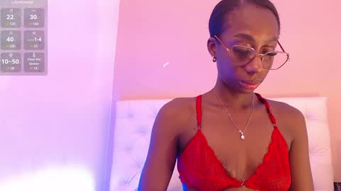 Snapshot of samanthaaross chatting on 12/24/24, 12:00 online show from 12/24/24, 12:00