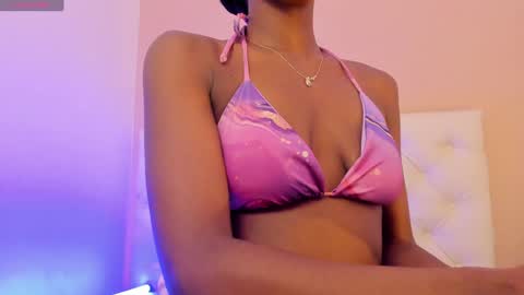 Snapshot of samanthaaross chatting on 01/11/25, 12:50 online show from 01/11/25, 12:50