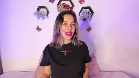 Snapshot of samara_jonnes_ chatting on 01/16/25, 11:37 Samara is my name a pleasure delighted that you are here leave your thumb up it is important to me online show from 01/16/25, 11:37