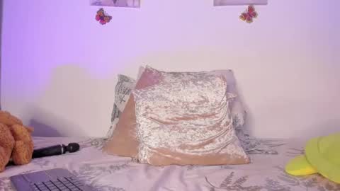 Snapshot of samara_jonnes_ chatting on 01/27/25, 12:01 Samara is my name a pleasure delighted that you are here leave your thumb up it is important to me online show from 01/27/25, 12:01