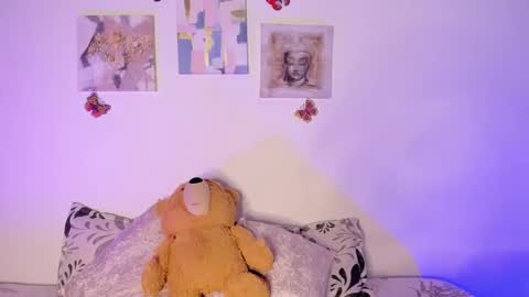 Snapshot of samara_jonnes_ chatting on 01/29/25, 01:37 Samara is my name a pleasure delighted that you are here leave your thumb up it is important to me online show from 01/29/25, 01:37