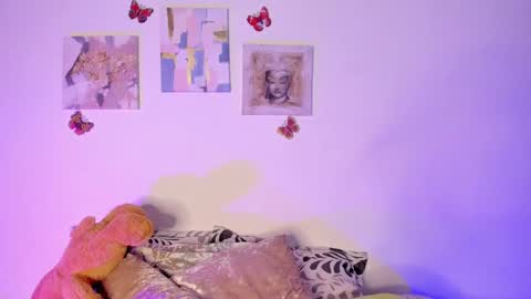 Snapshot of samara_jonnes_ chatting on 01/31/25, 01:33 Samara is my name a pleasure delighted that you are here leave your thumb up it is important to me online show from 01/31/25, 01:33