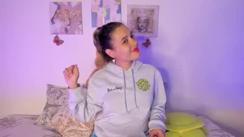 Snapshot of samara_jonnes_ chatting on 02/10/25, 10:40 Samara is my name a pleasure delighted that you are here leave your thumb up it is important to me online show from 02/10/25, 10:40