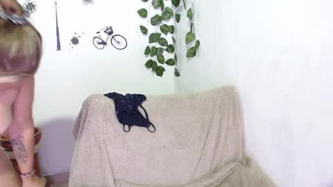 Snapshot of samira_lennox chatting on 12/24/24, 11:28 SAMIRA online show from 12/24/24, 11:28