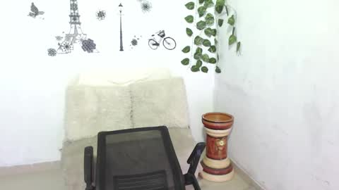 Snapshot of samira_lennox chatting on 01/05/25, 03:23 SAMIRA online show from 01/05/25, 03:23