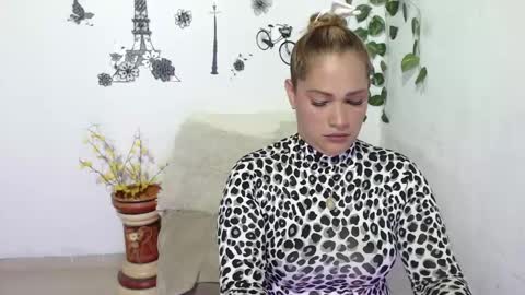 Snapshot of samira_lennox chatting on 01/25/25, 09:35 SAMIRA online show from 01/25/25, 09:35