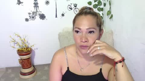 Snapshot of samira_lennox chatting on 02/06/25, 01:05 SAMIRA online show from 02/06/25, 01:05