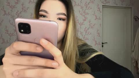 Snapshot of sammiesilvis chatting on 03/10/26, 10:20 Elina online show from 03/10/26, 10:20