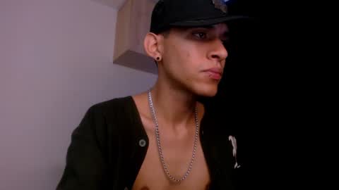 Snapshot of samuel_suarez chatting on 12/31/24, 02:51 online show from 12/31/24, 02:51