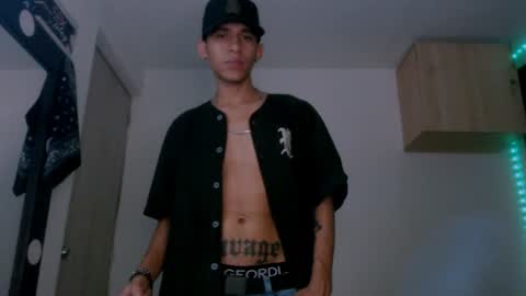 Snapshot of samuel_suarez chatting on 01/22/25, 04:23 online show from 01/22/25, 04:23