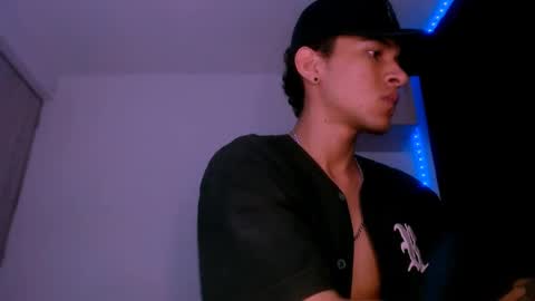 Snapshot of samuel_suarez chatting on 02/19/25, 01:40 online show from 02/19/25, 01:40