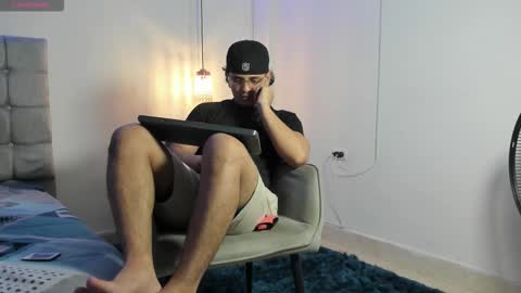 Snapshot of samxx_muscle chatting on 10/31/25, 03:24 samxx_muscle online show from 10/31/25, 03:24