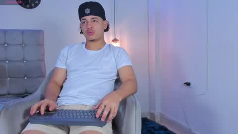 Snapshot of samxx_muscle chatting on 11/10/25, 12:48 samxx_muscle online show from 11/10/25, 12:48
