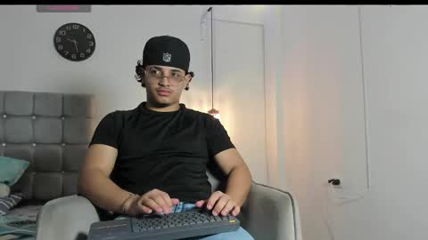 Snapshot of samxx_muscle chatting on 11/12/25, 01:44 samxx_muscle online show from 11/12/25, 01:44
