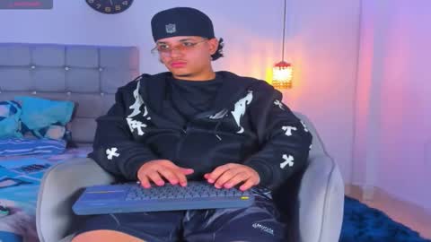 Snapshot of samxx_muscle chatting on 11/16/25, 01:28 samxx_muscle online show from 11/16/25, 01:28